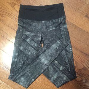 Lululemon Scale Pattern Leggings - EUC Size 2